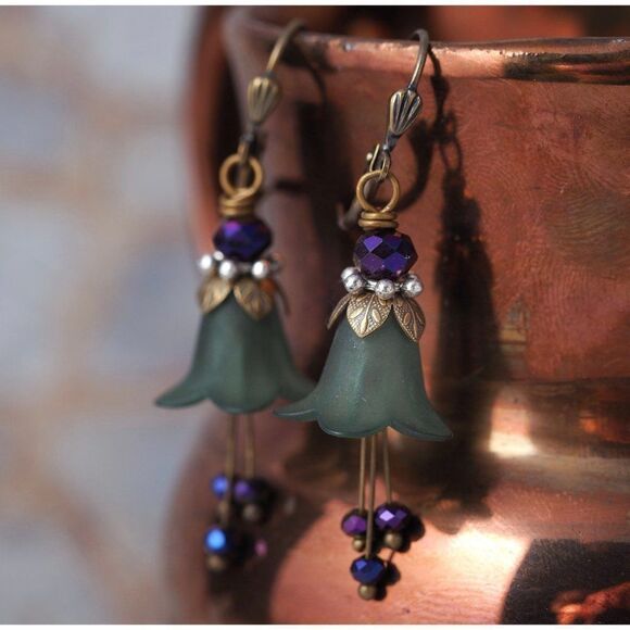 Green Day Lily Flower Earrings - Picture 2 of 3